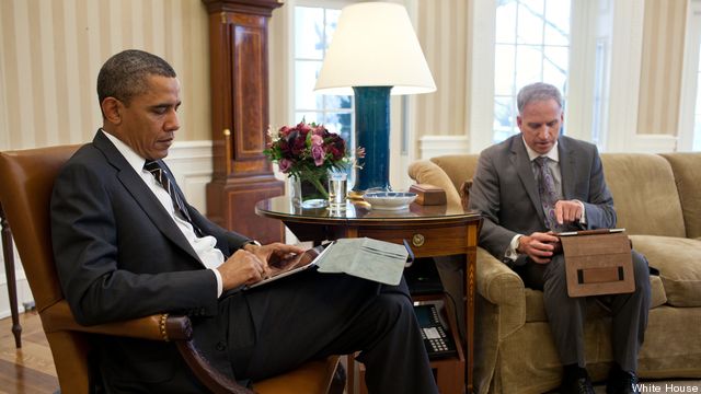 obama-uses-tablet-for-intelligence-briefing